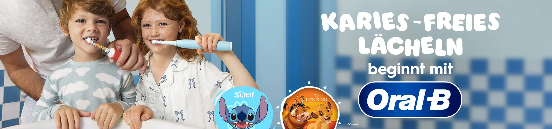 Kinder beim Zähneputzen mit Beschriftung: KARIES-FREIES LÄCHELN beginnt mit